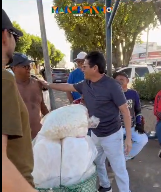 Manelzinho percorre comunidades ouvindo o povo